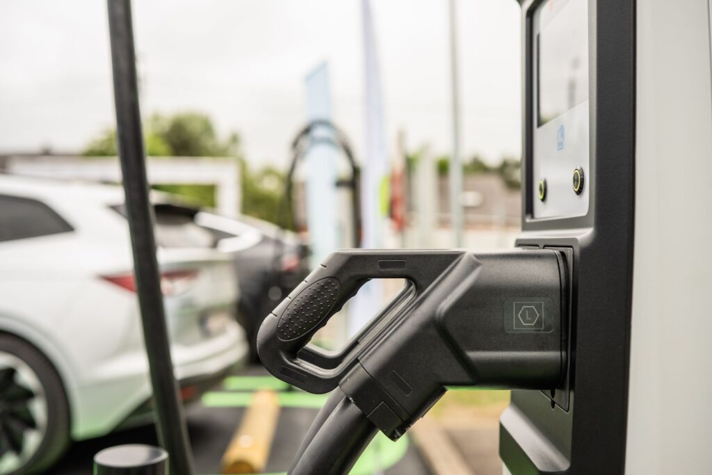 Auto elettriche nel 2025: un buon piano o una cattiva idea? Cosa c'è da sapere prima di fare il grande passo